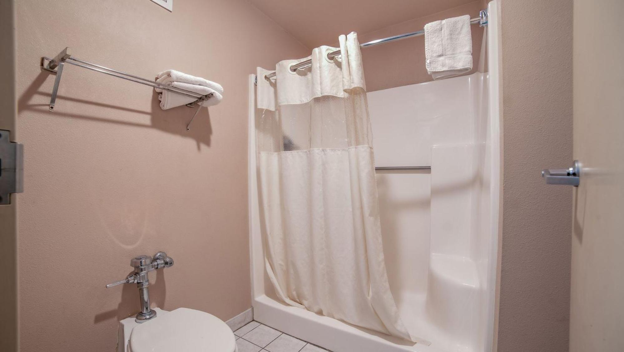 Mayfair Inn Williamston Extérieur photo